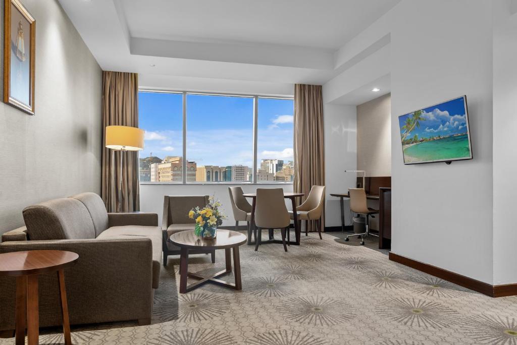 مرافق فندق هوليداي العزيزية